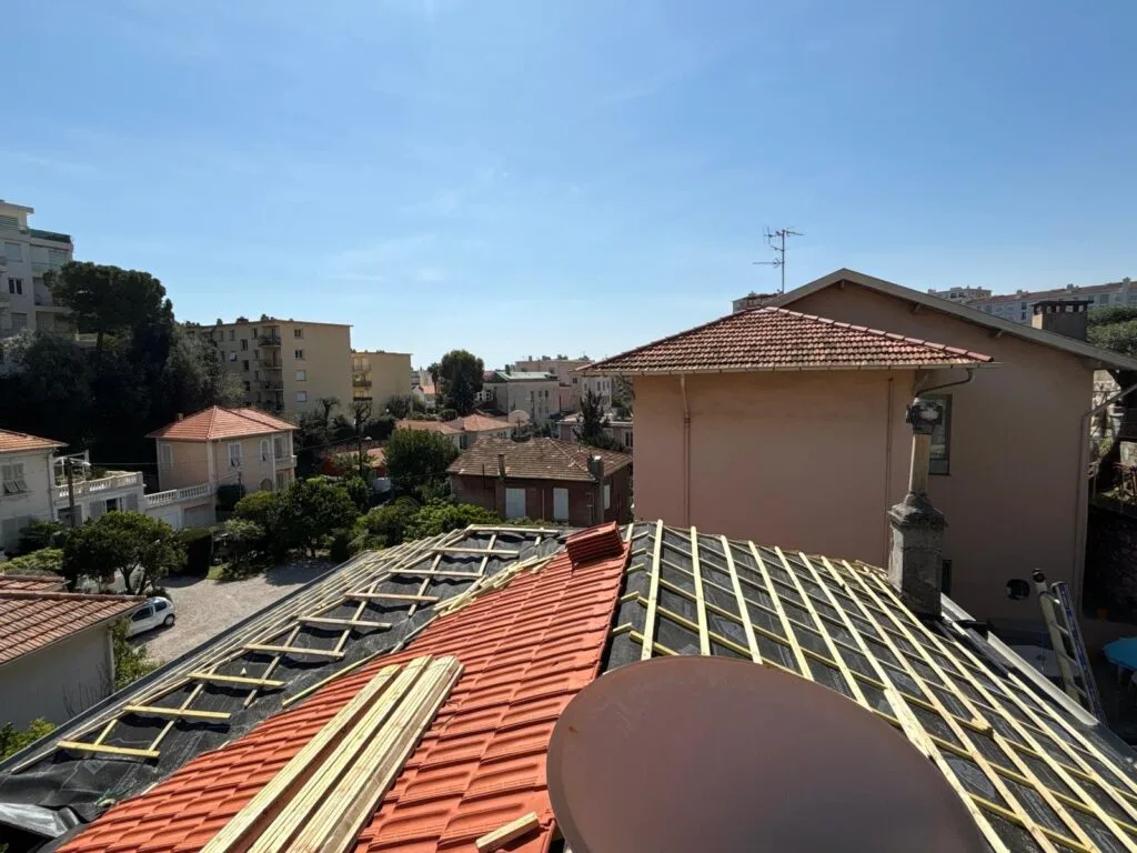 Des toitures de village au cœur des collines