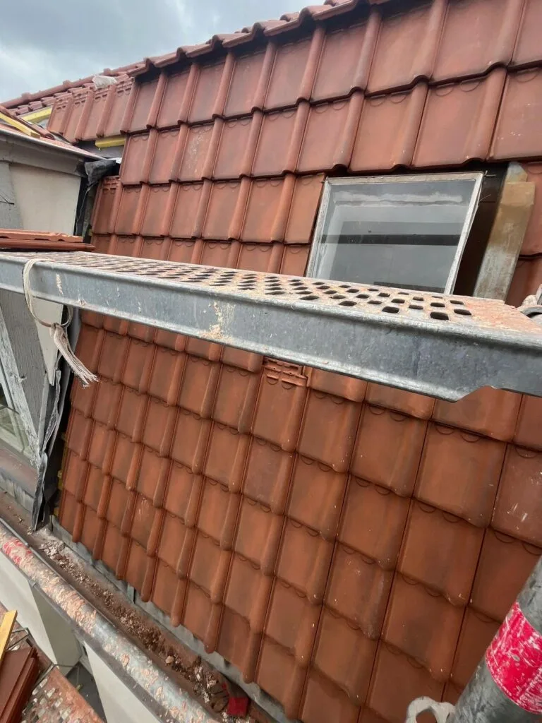 Pose de fenêtre de toit Velux - couvreur Roquebrune-Cap-Martin